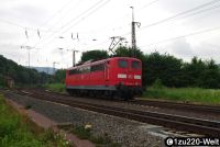 151 049 setzt sich hinter den Zug