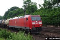 185 007 mit Zug im Bahnhof